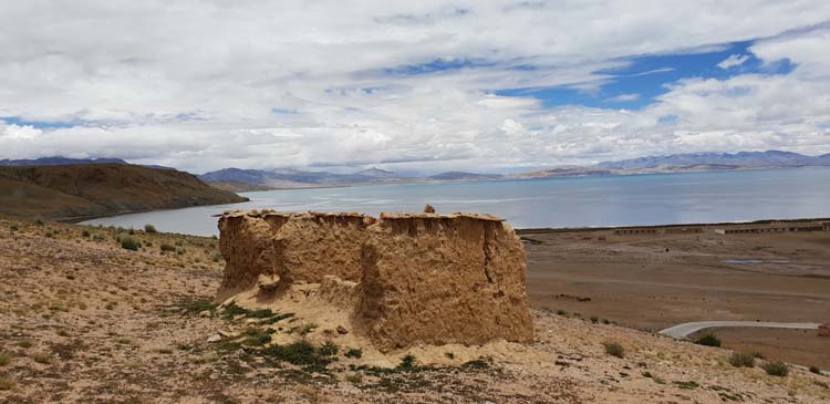 Pristine view of Lake Manasarovar